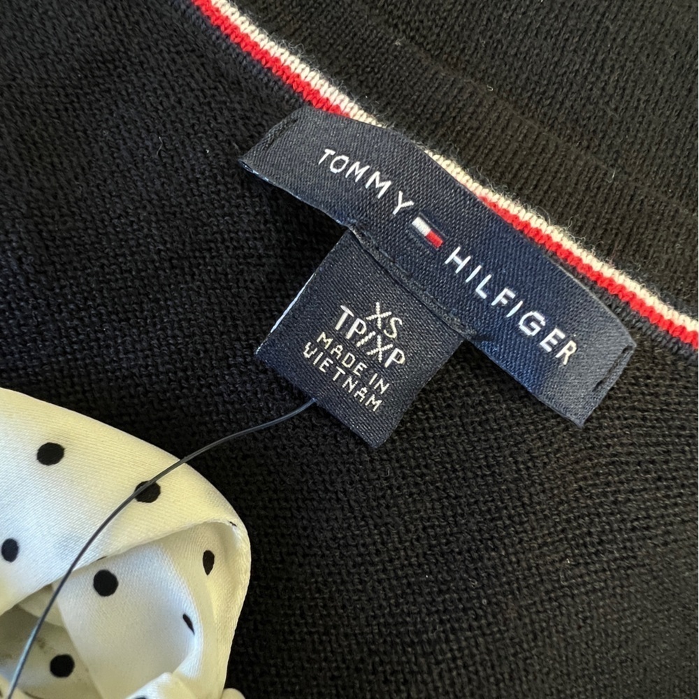 TOMMY HILFIGER NWT Navy blue light sweater. V neck. Polka dot tie at neck. - Picture 4 of 14